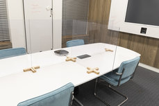 Plexiglas Scherm 160 x 58 cm incl houten voetstukken - Spatscherm - Preventiescherm - Scheidingswand Corona Social Distancing voor bureau en balie Plexiglas Scherm 160 x 58 cm incl houten voetstukken - Spatscherm - Preventiescherm - Scheidingswand Corona Social Distancing voor bureau en balie