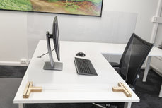 Plexiglas Scherm 75 x 58 cm incl houten voetstukken - Spatscherm - Preventiescherm - Scheidingswand Corona Social Distancing voor bureau en balie Plexiglas Scherm 75 x 58 cm incl houten voetstukken - Spatscherm - Preventiescherm - Scheidingswand Corona Social Distancing voor bureau en balie