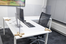 Plexiglas Scherm 120 x 58 cm incl houten voetstukken - Spatscherm - Preventiescherm - Scheidingswand Corona Social Distancing voor bureau en balie Plexiglas Scherm 120 x 58 cm incl houten voetstukken - Spatscherm - Preventiescherm - Scheidingswand Corona Social Distancing voor bureau en balie